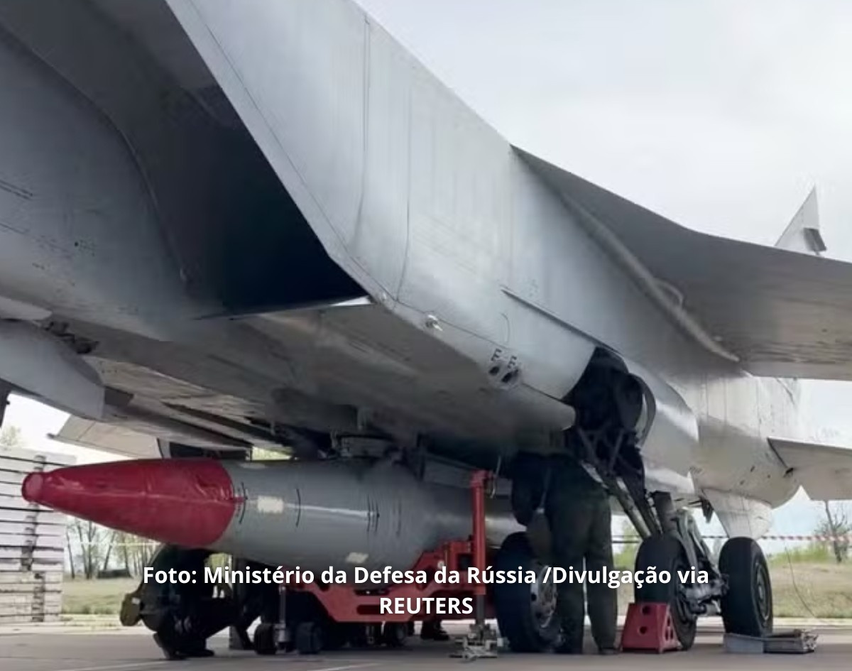 Vladimir Putin acompanha testes de mísseis com capacidade nuclear e afirma que armamento garante a soberania russa 
