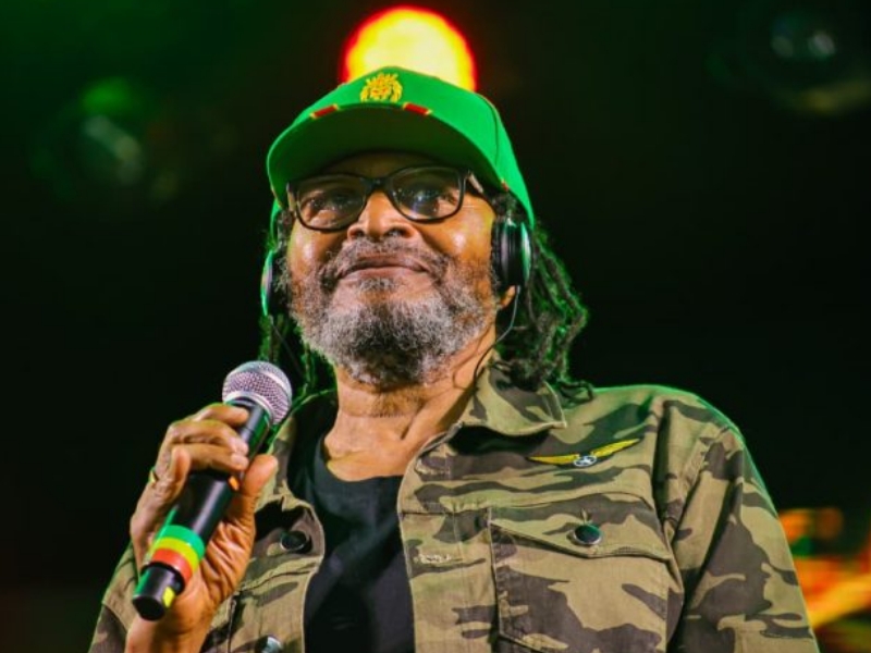 Edson Gomes volta ao Subúrbio Ferroviário com show histórico em Paripe neste domingo e promete reunir gerações ao som do reggae raiz