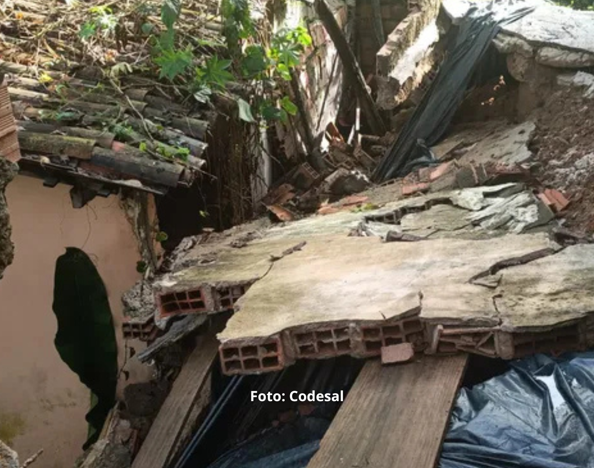 Muro desaba e atinge terreiro em Cajazeiras; moradores ficam isolados 