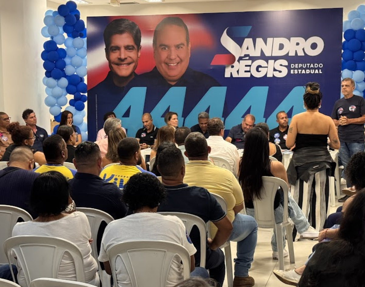 Lideranças de Salvador se reúnem com deputado Sandro Régis para discutir próximos passos políticos