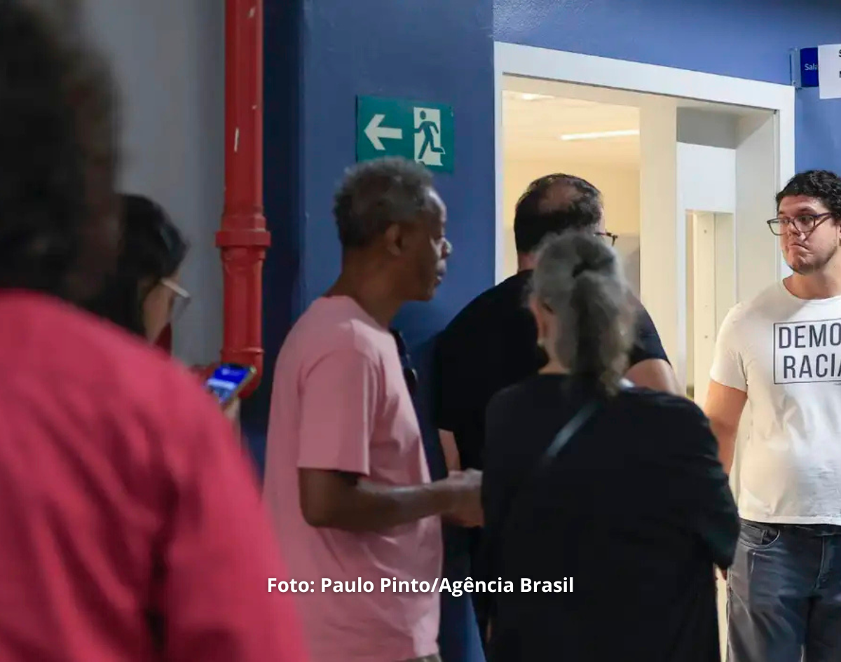 Eleitores têm até as 17h para votar neste domingo 