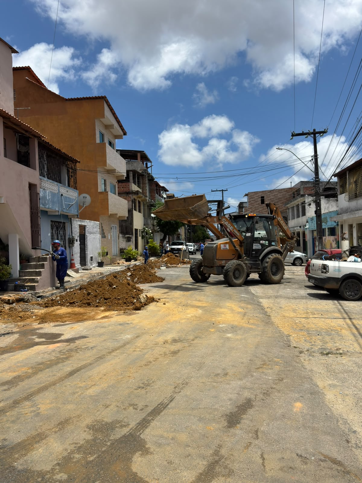 Serviço da Embasa na Rua Joel Vasconcelos chama a atenção de moradores de Castelo Branco 
