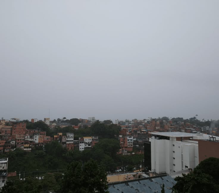 Semana pós-eleições em Salvador terá calor de 33°C e chegada de frente fria com chuvas a partir de terça; veja previsão