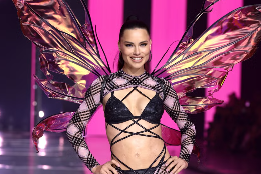 O Retorno de Adriana Lima: A Top de Castelo Branco Faz História Novamente no Victoria’s Secret Fashion Show