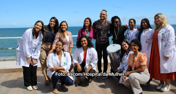 Pacientes do Hospital da Mulher se emocionam com projeto ‘Música Cura’, de vocalista da Timbalada