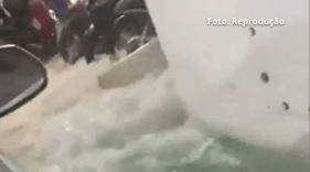 Água invade ferry-boat na Baía de Todos-os-Santos após fortes chuvas em Salvador