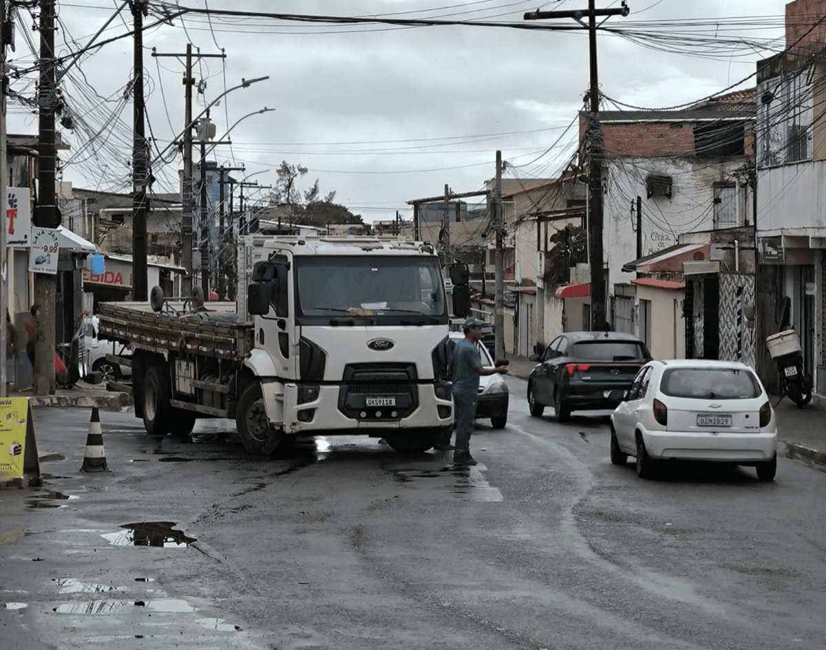 Caminhão quebrado na rua E, em Castelo Branco