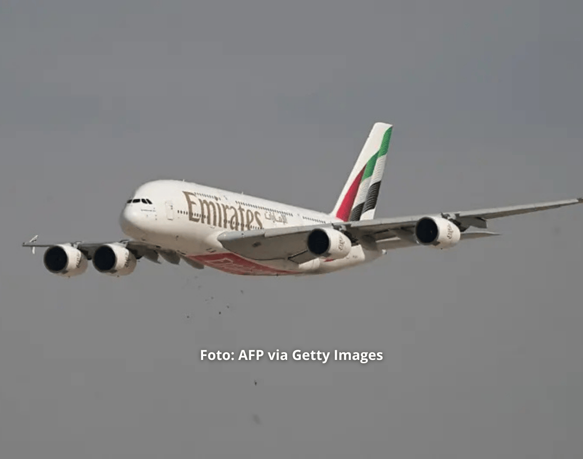 Os Emirados Árabes Unidos fecharam temporariamente o espaço aéreo devido a ameaças de mísseis e drones do Irã. 